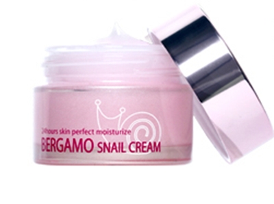  Bergamo Snail Cream 50g (24Hours Perfect Moisturize) ปกป้องผิวหน้าให้ผิวชุ่มชื้นได้นานตลอดวัน ให้ใบหน้ากระจ่างใส ลดเลือนจุดด่างดำ รอยแดงจากสิว 